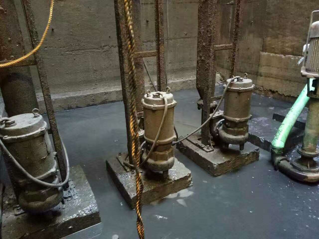 太湖污水池清理