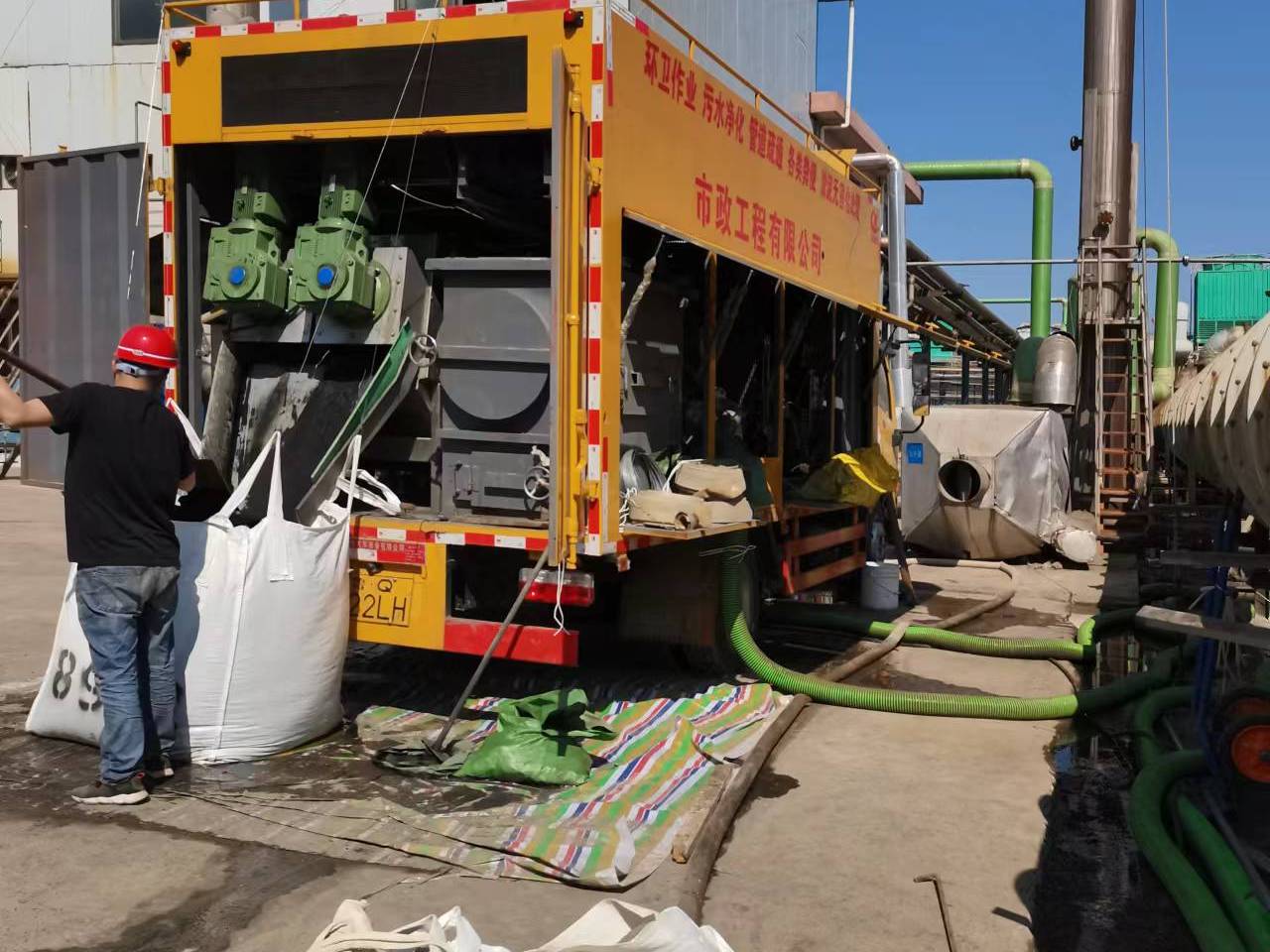 太湖淤泥压干处理