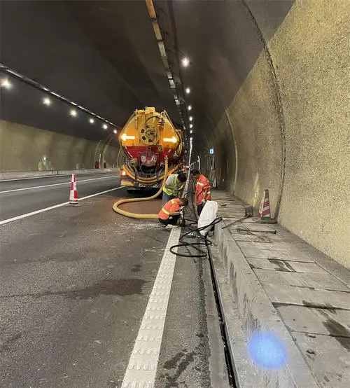 太湖隧道排水渠清淤